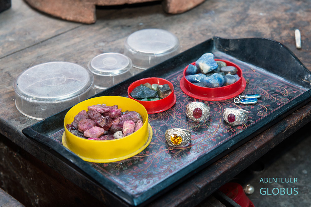 Im U Hla Pe & Family Gold and Silver Workshop in Ywama auf dem Inle-See werden nach alter Tradition Silberringe mit Edelsteinen gestaltet.