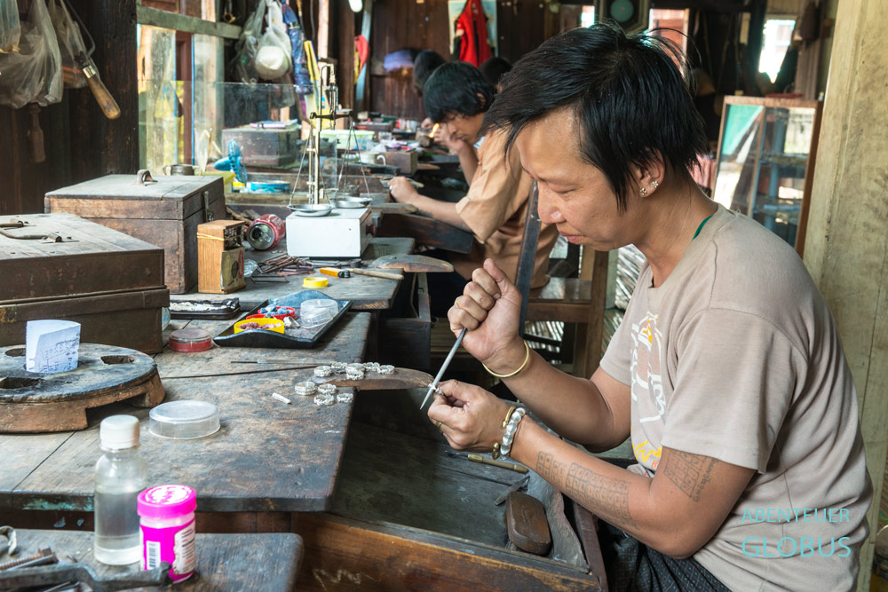 Gold- und Silberschmiede wie U Hla Pe & Family Gold and Silver Workshop gehören zu den Handwerksbetrieben auf dem Inle-See in Myanmar.
