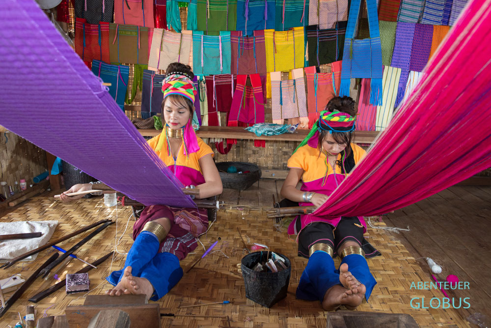Frauen der Kayan Lahwi, (Padaung) verstehen ihr Handwerk im Weben hervorragend. In den Webereien am Inle-See stellen sie farbenfrohe Taschen, Schals und Tücher für Touristen her.