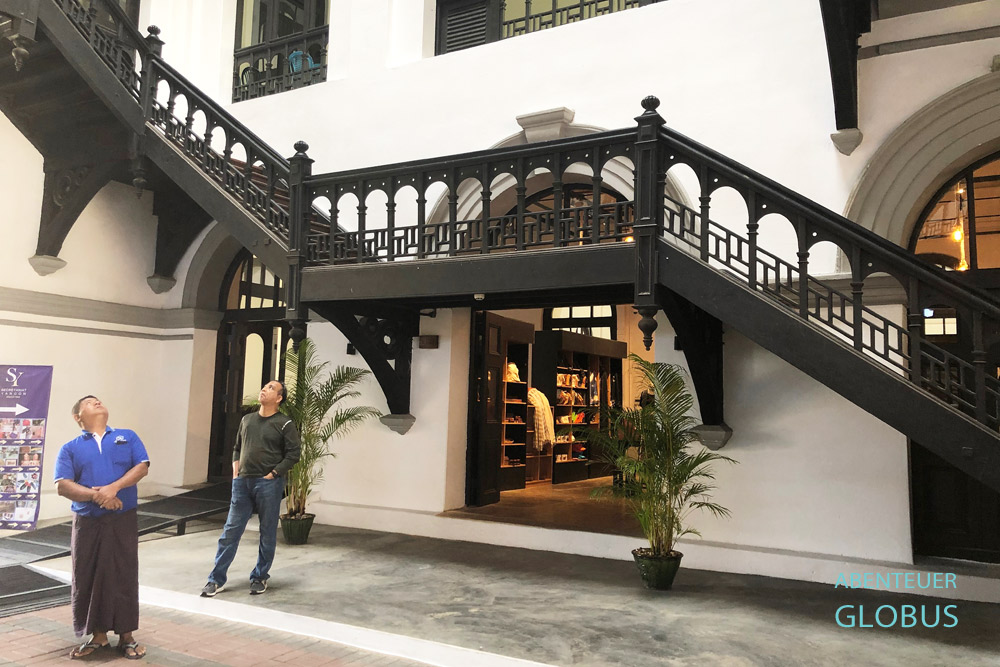 In der Eingangshalle im Ostflügel sind Ticketcounter, Shop und ein Café untergebracht. Touristen betreten hier den Gebäudekomplex vom Prime Ministers Office.