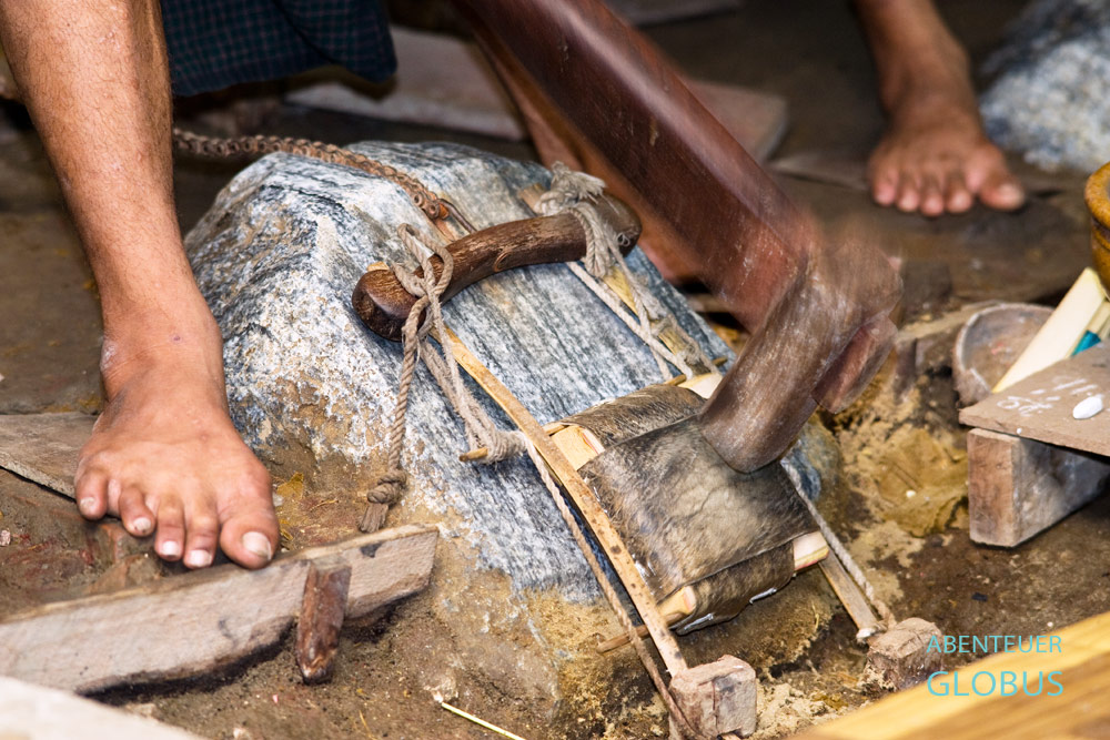Das Hirschlederpaket mit Blattgold bearbeitet dieser Goldklopfer in Mandalay bis hauchdünne Goldplättchen entstehen. 