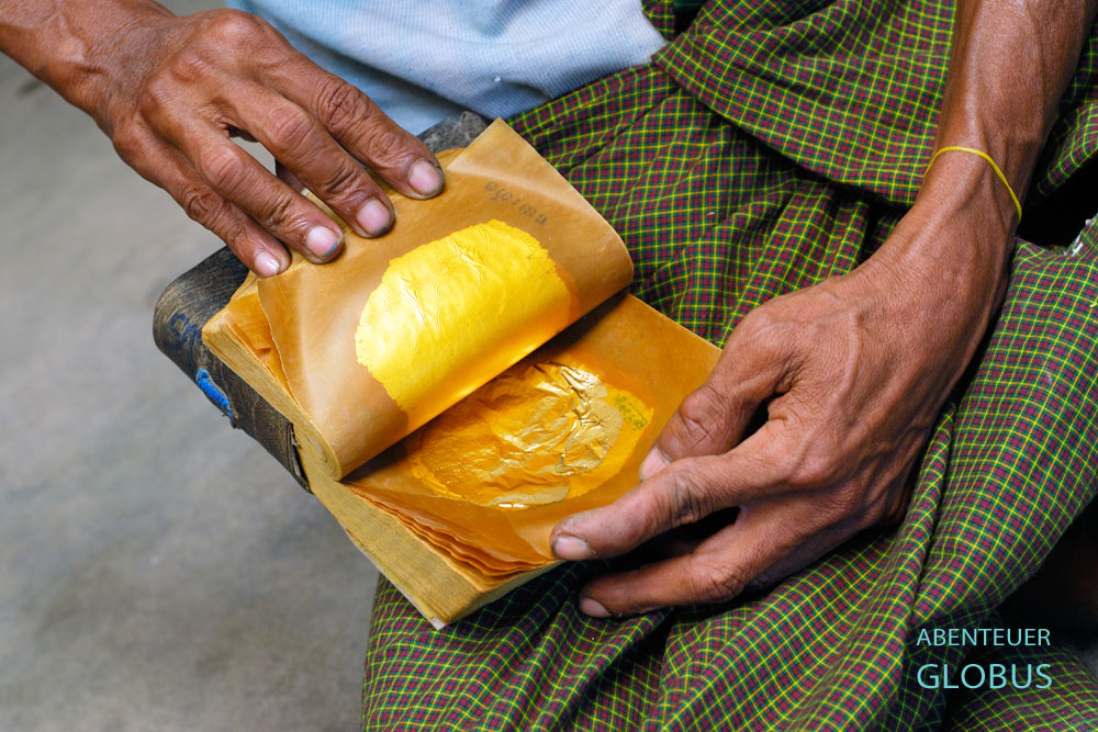 Im einem Hirschlederpaket eingepackte Goldplättchen in der Blattgoldwerkstatt Gold Rose in Mandalay.