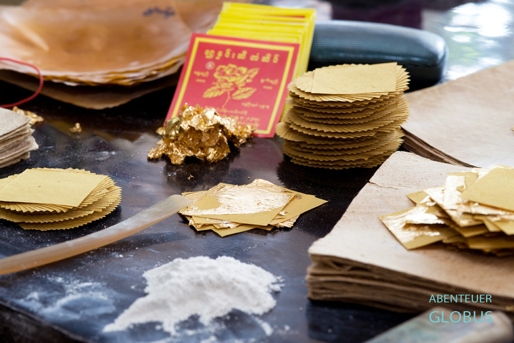 Blattgoldmanufaktur Gold Rose in Mandalay: Die hauchdünn geklopften Goldplättchen werden zu einem quadratischen Goldblatt zusammengefügt.