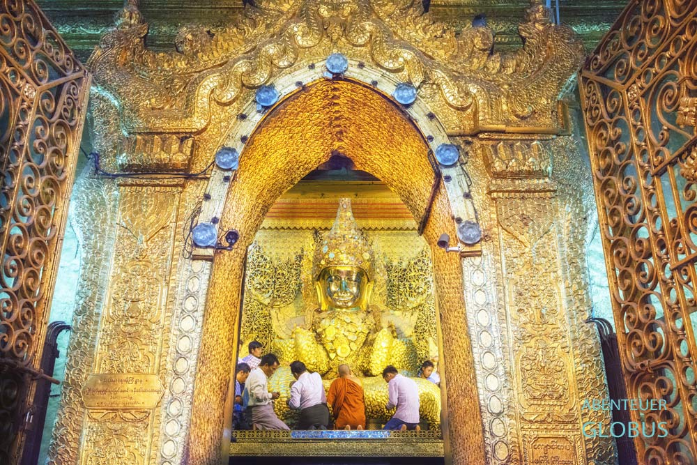 Nur Männer dürfen Blattgold am Buddha in der Mahamuni-Pagode in Mandalay anbringen.