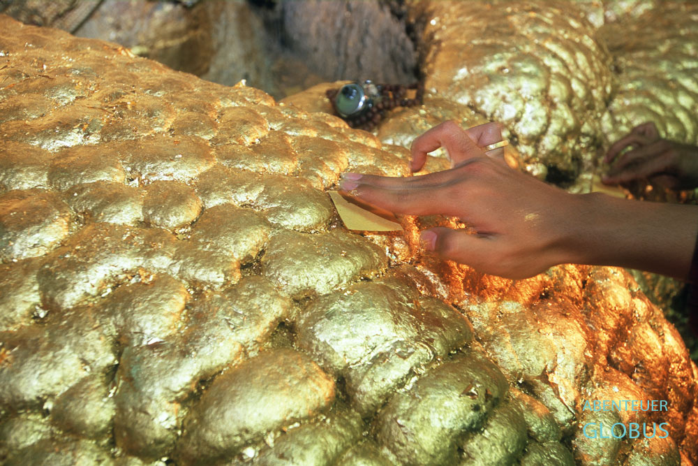 Die Opfergabe von Blattgold am Buddha in der Mahamuni-Pagode in Mandalay ist den Männern vorbehalten.