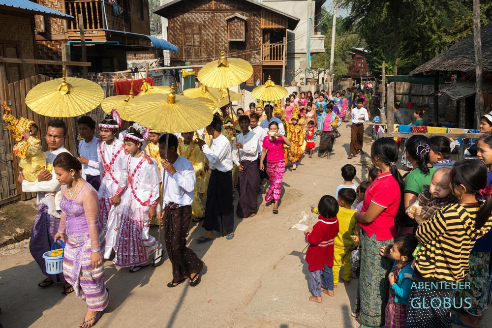 Im Dorf nahe Mandalay zeigen die Eltern während einer Prozession, dass ihre Kinder in die Mönchsgemeinde aufgenommen werden.