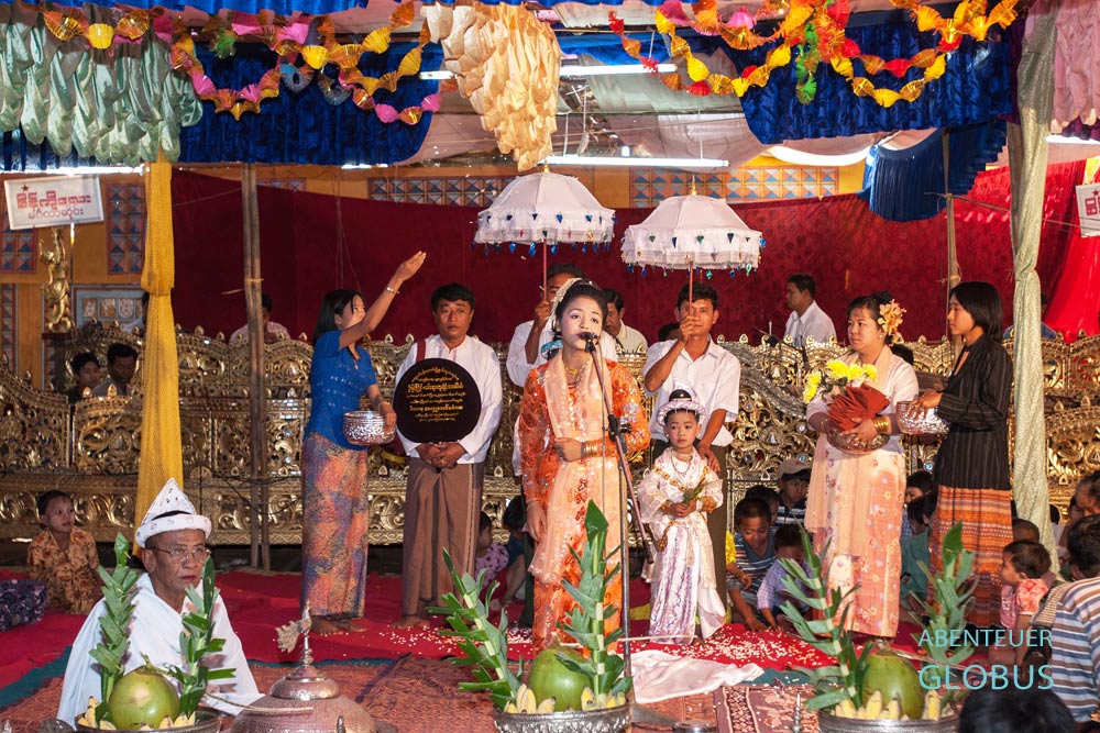 Zum großen Fest der Novizenweihe nahe Mandalay haben diese Eltern eine Sängerin engagiert.