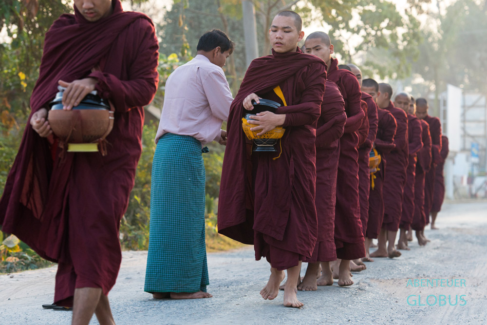 Am Morgen gehen die Mönche aus den Klöstern zum Almosengang in Nyaungshwe am Inle-See.