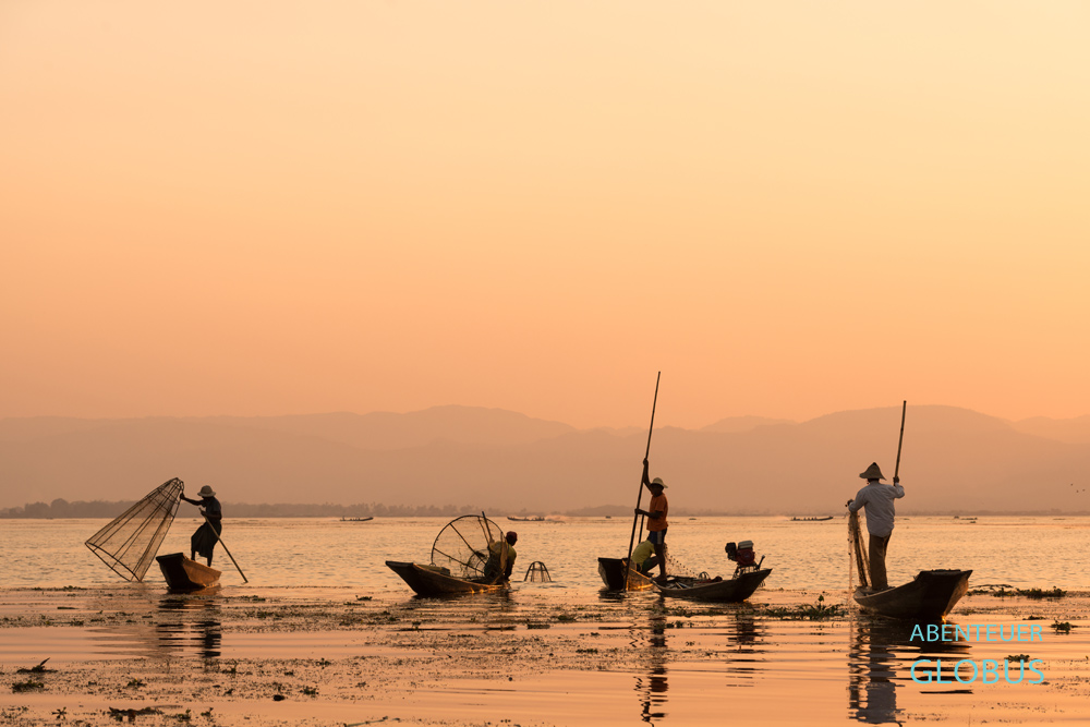 Das Volk der Intha wohnt auf dem Inle-See in Myanmar. Hier fischen die Männer am Abend.