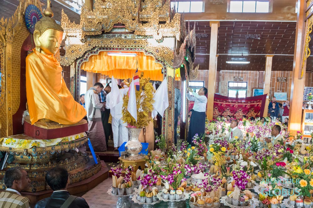 Vor dem Altar in einer Pagode häufen sich die Opfergaben zum Phaung-Daw-U-Fest auf dem Inle-See in der Shan-Provinz.