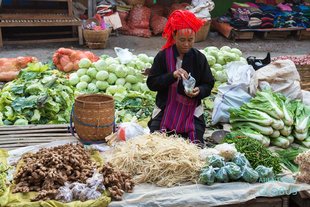 Frau der Pa-O auf dem Mingalar-Markt in Nyaungshwe am Inle-See. Diese ethnische Gruppe lebt in den Shan-Hügeln und baut Gemüse, Chili, Ingwer und Tee an.