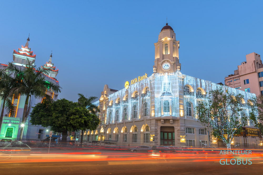 Im kolonialen Eckhaus von 1910 ist die AYA Bank untergebracht.