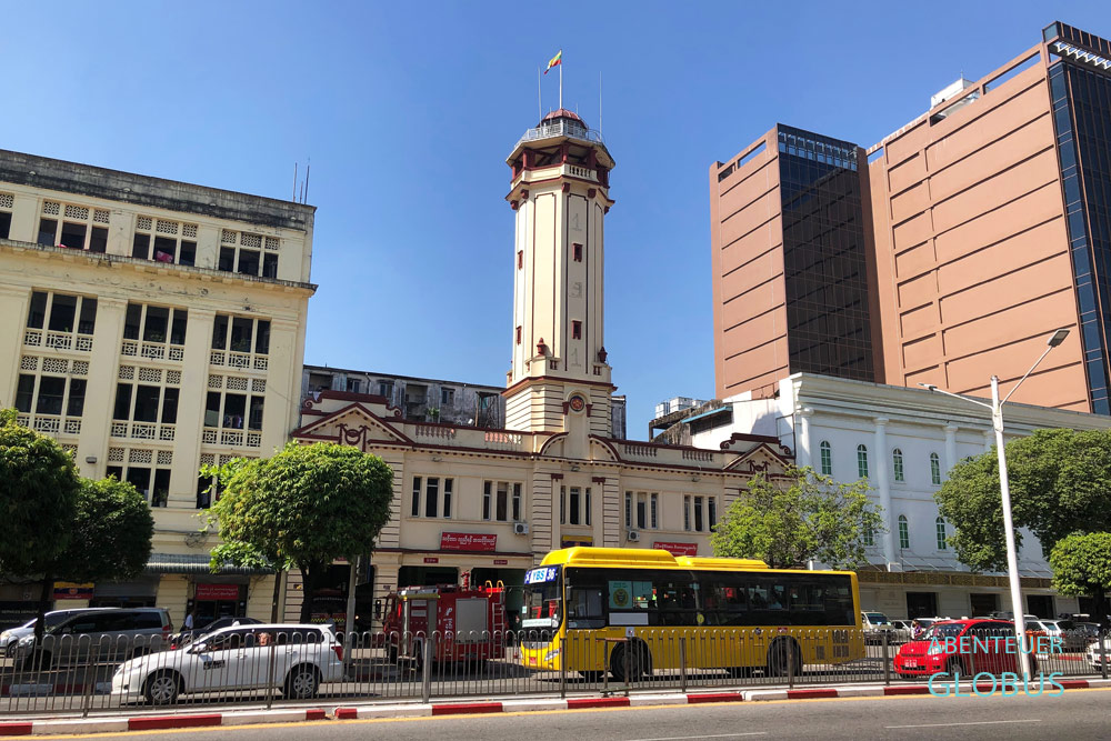 Die zentrale Feuerwehrwache mit dem 30 Meter hohen Turm ist noch intakt und befindet sich in der Sule Pagoda Road in der größten Metropole Myanmars Yangon.