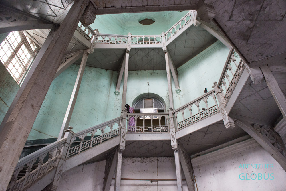 Das Yangon Division Court mit der einzigartigen Wendeltreppe ist in einem maroden Zustand und bedarf einer Restaurierung.