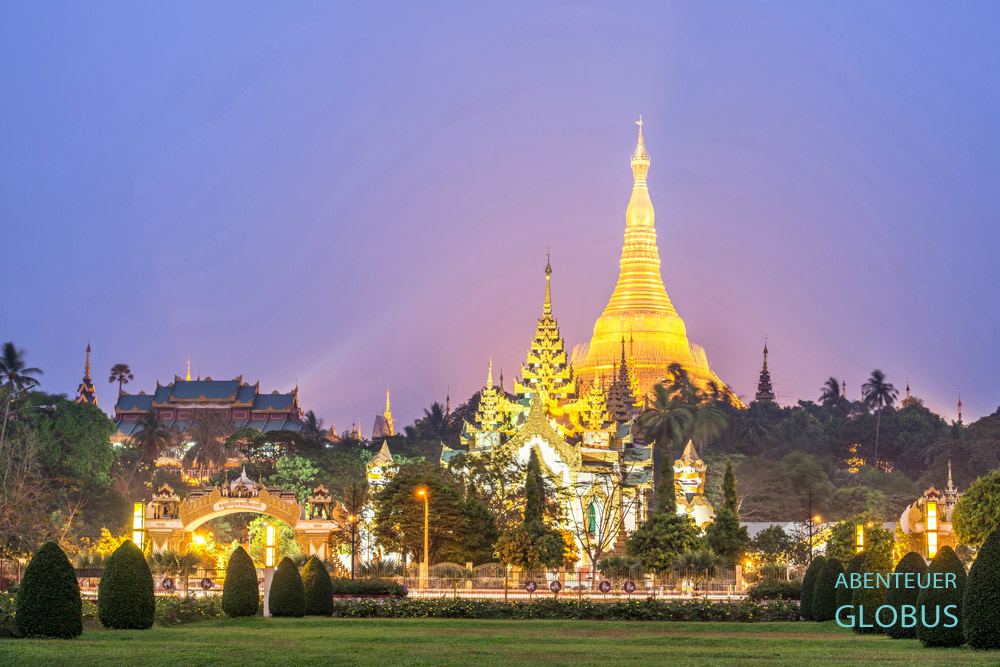 In Yangon erstrahlt die goldene Shwedagon-Pagode am Abend.