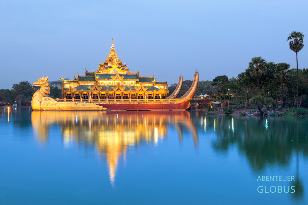 In der goldenen Barge des Karaweik-Palastes auf dem See Kandawgyi in Yangon finden Tanzshows statt.
