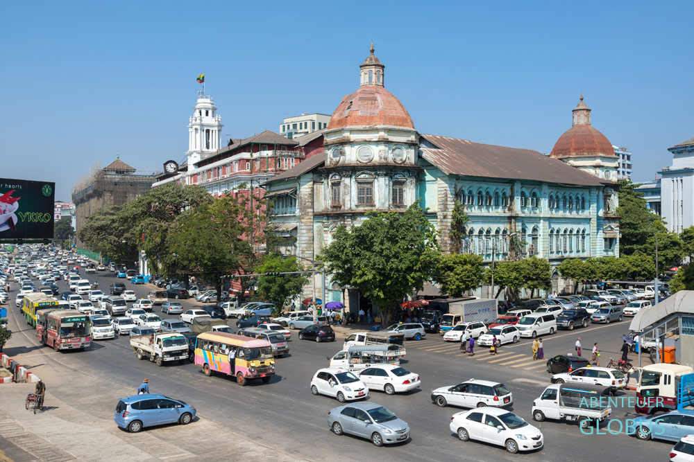 Das Yangon Division Court an der Strand Road Ecke Pansodan Street wurde 1912 gebaut.