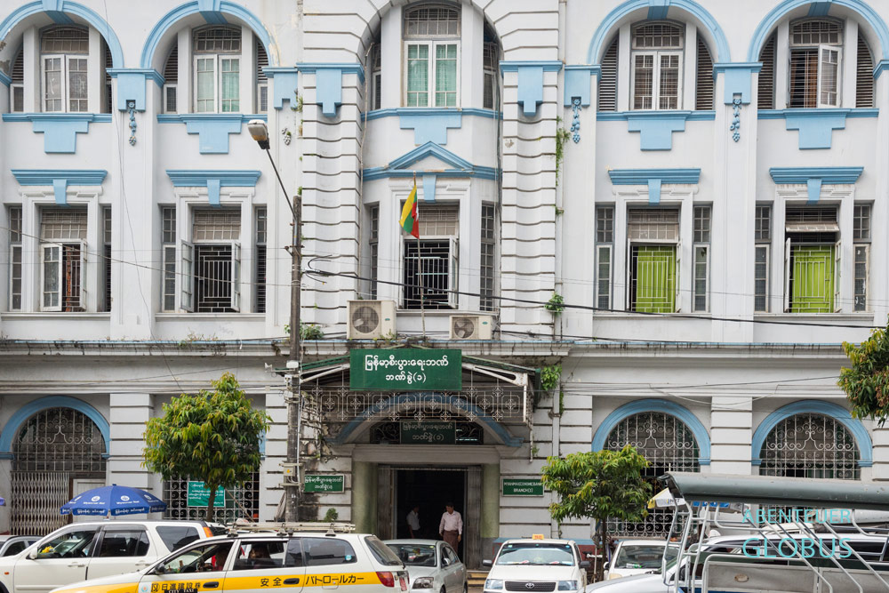 Weiße Fassade mit hellblauen Elementen hat die Myanmar Economic Bank, Filiale 1, in Yangon.