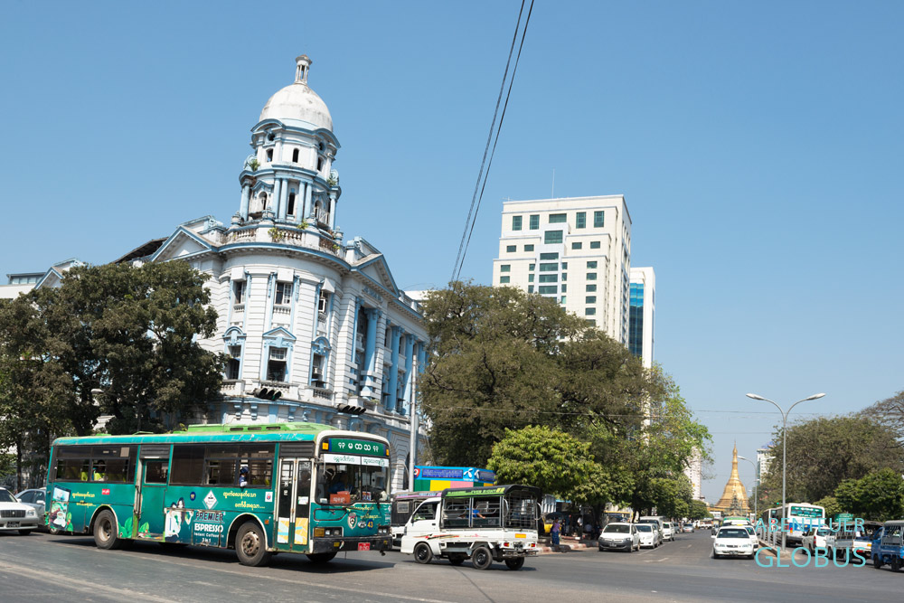 Die Filiale 3 der Myanmar Economic Bank ist im weiß-hellblau gestrichenen Gebäude in Yangon in Myanmar.