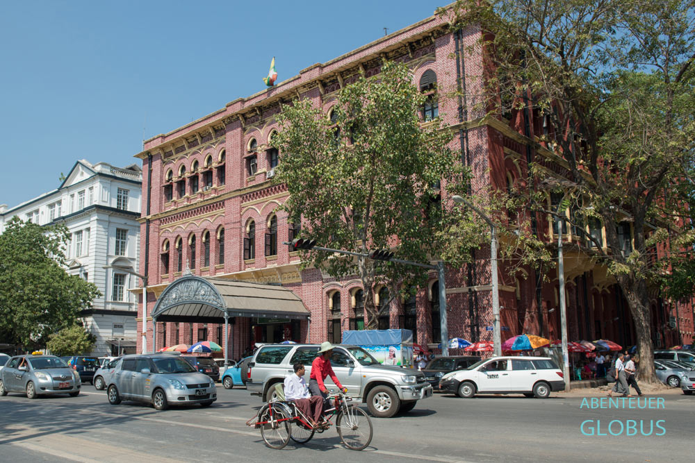 Im Zentrum Yangons gleich neben der Britischen Botschaft steht seit 1908 das Backsteingebäude der Hauptpost.