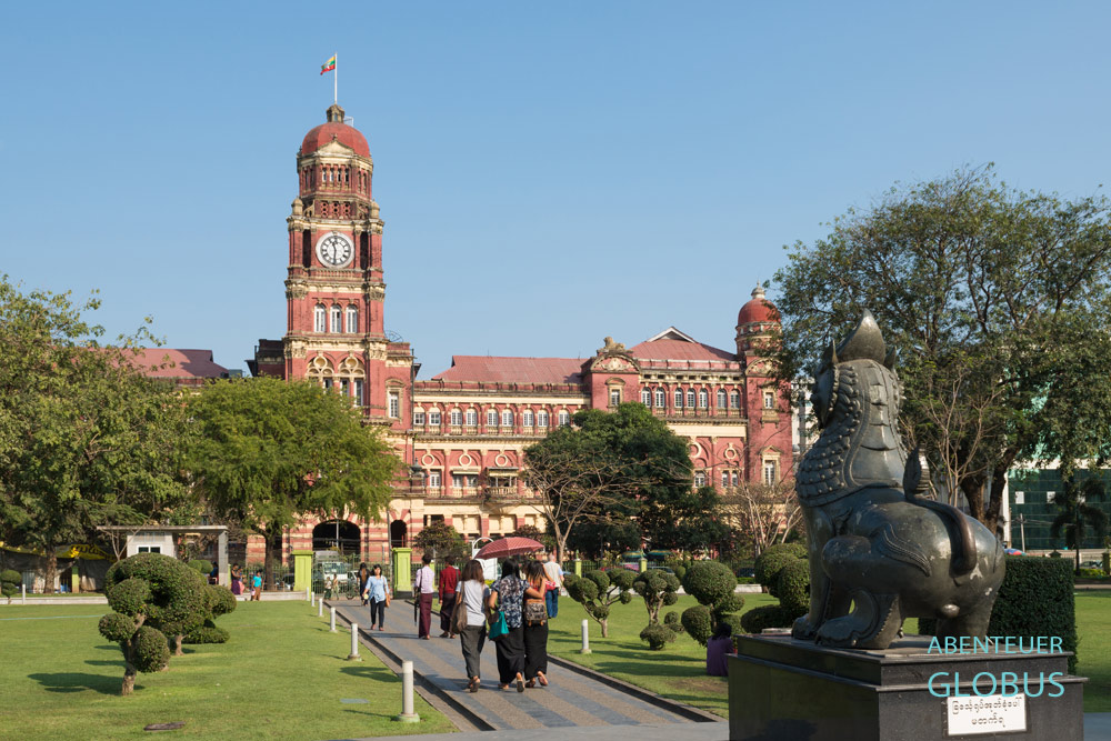 Der Backsteinbau mit Uhrenturm gehört zum ehemaligen Obersten Gerichtshof am Mahabandoola Park in Yangon.
