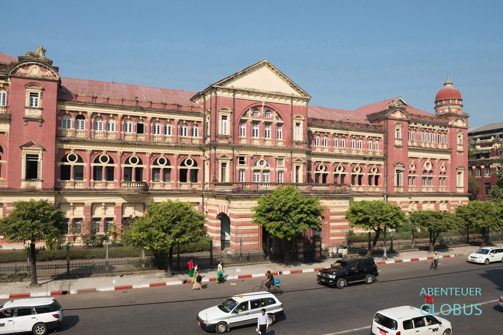 Das High Court Building liegt zwischen dem Mahabandoola Garden und der Pansodan Street in Yangon, der größten Metropole in Myanmar.