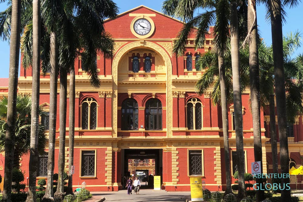 Der Ostflügel vom Yangoner Secretariat Building ist gleichzeitig Eingang für Touristen, die an Führungen teilnehmen wollen.