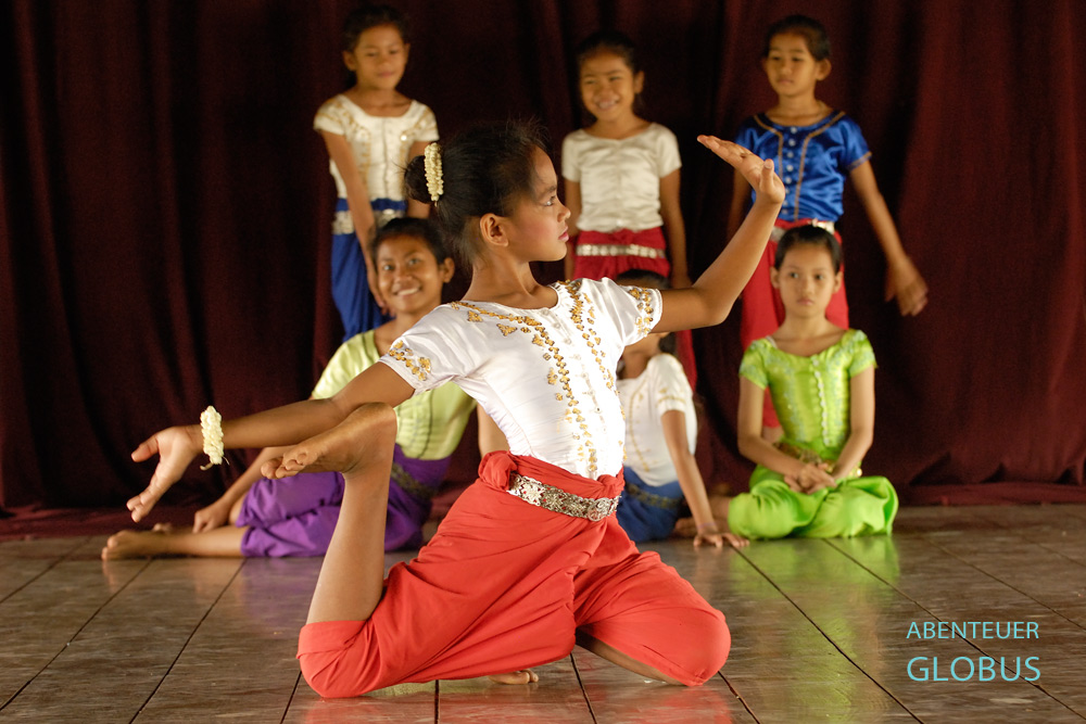 Die Schülerinnen in der Apsara-Tanzschule Apsara Arts Association, Phnom Penh, Kambodscha, üben jeden Tag mehrere Stunden.
