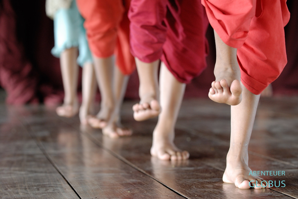 Kambodscha, Phnom Penh, Apsara-Tanzschule Apsara Arts Association, Zum täglichen Training gehören Beinübungen.
