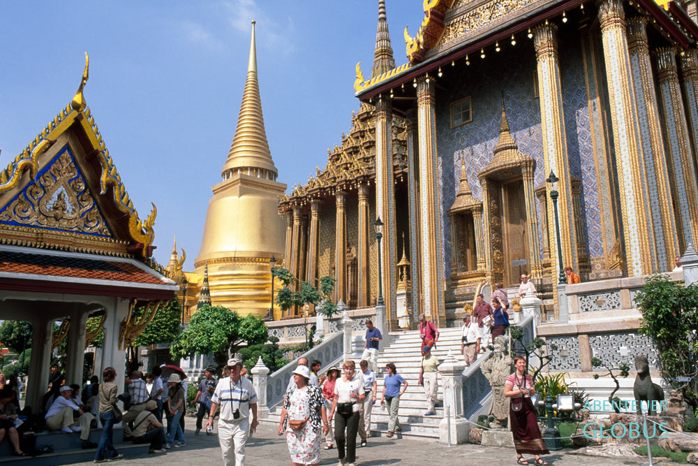 Besucher vor dem königlichen Pantheon im Wat Phra Keo (Tempel des Smaragd-Buddha) des Königspalastes in Bangkok, Thailands Hauptstadt.