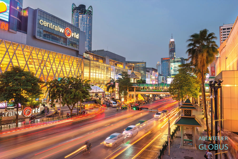 Die Shoppingmall Central World in der Ratchadamri Road ist eine von zahlreichen Einkaufsadressen in Thailands Hauptstadt Bangkok.