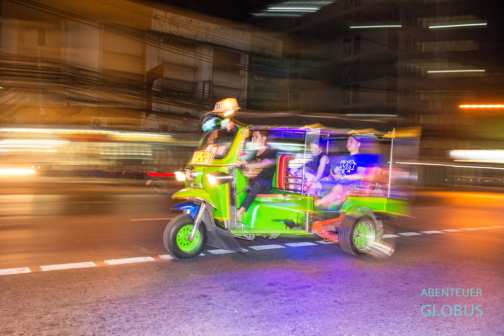 Eine Fahrt mit dem Tuk Tuk im nächtlichen Bangkok, der Hauptstadt Thailands.