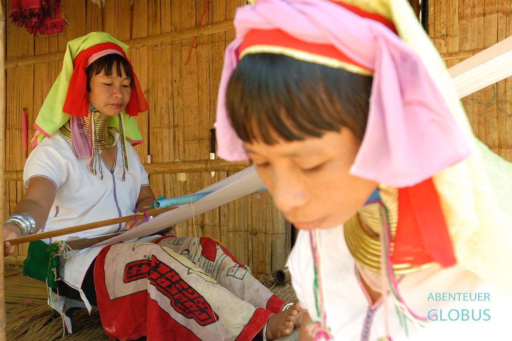 Frauen der Padaung weben bunte Schals und Stoffe