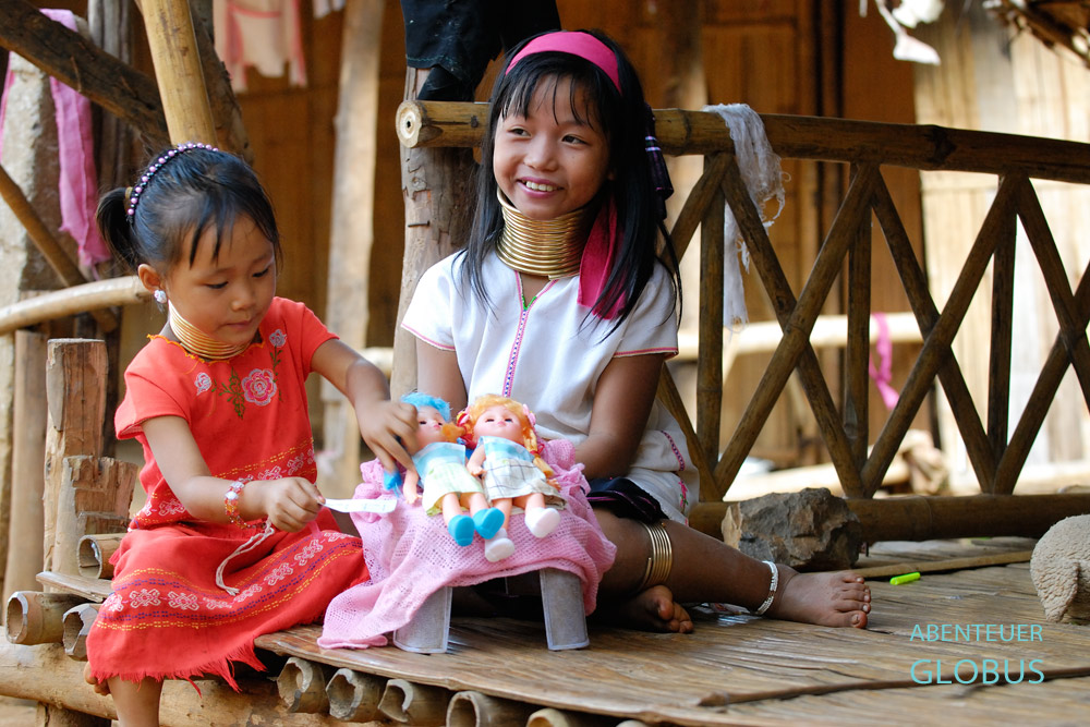 Mädchen der Padaung spielen mit Puppen im Dorf Paoo Nangalae