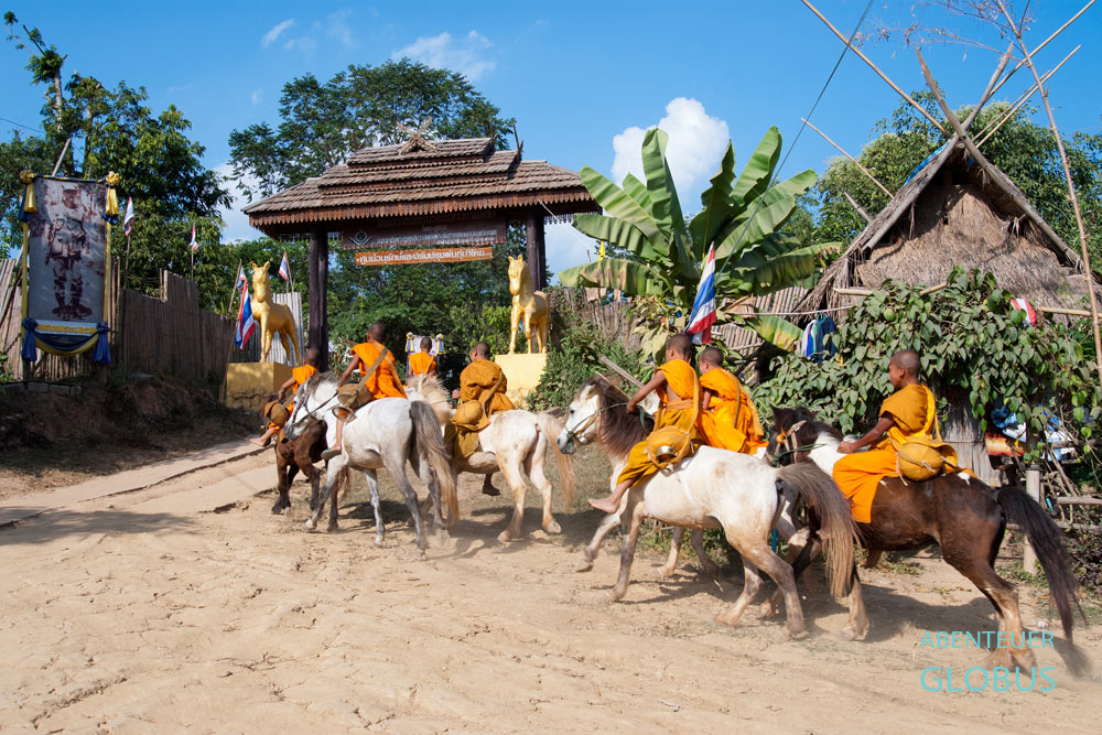 Thailand, Goldenes Dreieck, Die Novizen und Mönche aus dem Pferdetempel (Golden Horse Temple) kommen vom Almosengang zurück.