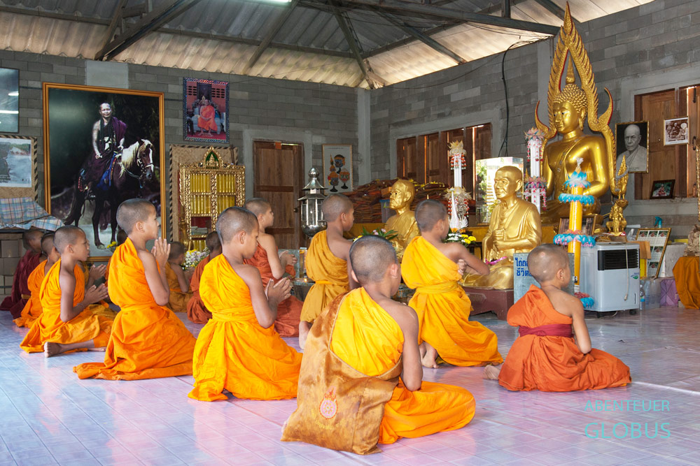 Nach dem Waschen beginnt das Gebet im buddhistischen Pferdetempel (Golden Horse Temple), im Goldenen Dreieck, im Norden Thailands.