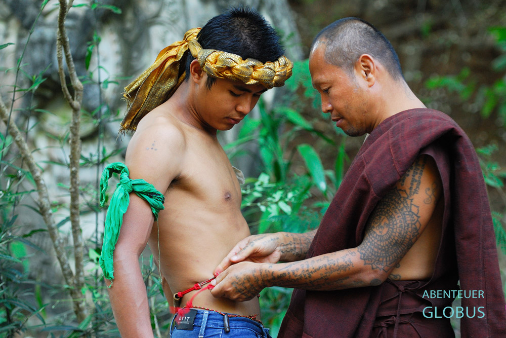 Thailand, Goldenes Dreieck, Pferdetempel Wat Tham Pa Archa Thong, Klosterabt Phra Khru Bah Neua Chai Kosito mit seinem Sohn Decho. Ihm lernte schon als kleiner Junge das Thai-Boxen.