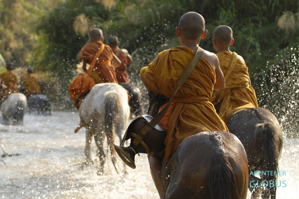 Thailand, Pferdetempel Wat Tham Pa Archa Thong, Junge Mönche kommen vom Almosenritt. Im Fluss baden sie manchmal ihre Pferde.