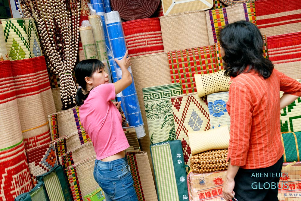 Zwei Frauen in einem Geschäft für Bastmatten in Hanois Altstadt Ba Muoi Pho Phuong – Stadt der 36 Straßen
