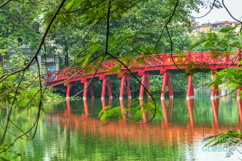 Hauptstadt Hanoi: Hoan-Kiem-See mit der roten The-Huc-Brücke