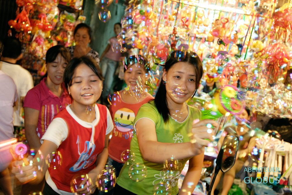 Kinder erzeugen Seifenblasen zum Mid-Autumn-Fest (Tet Trung Thu) in Hanoi.
