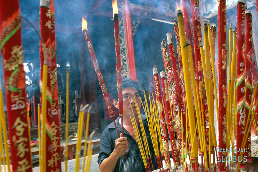 Tagelang glimmen die Räucherstäbchen in der Thien-Hau-Pagode in Chinatown Cholon in Ho-Chi-Minh-Stadt, Vietnam.