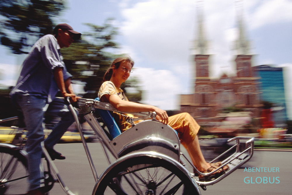 Mit dem Cyclo auf Sightseeingtour durch die geschäftige Metropole Ho-Chi-Minh-Stadt in Süd-Vietnam.
