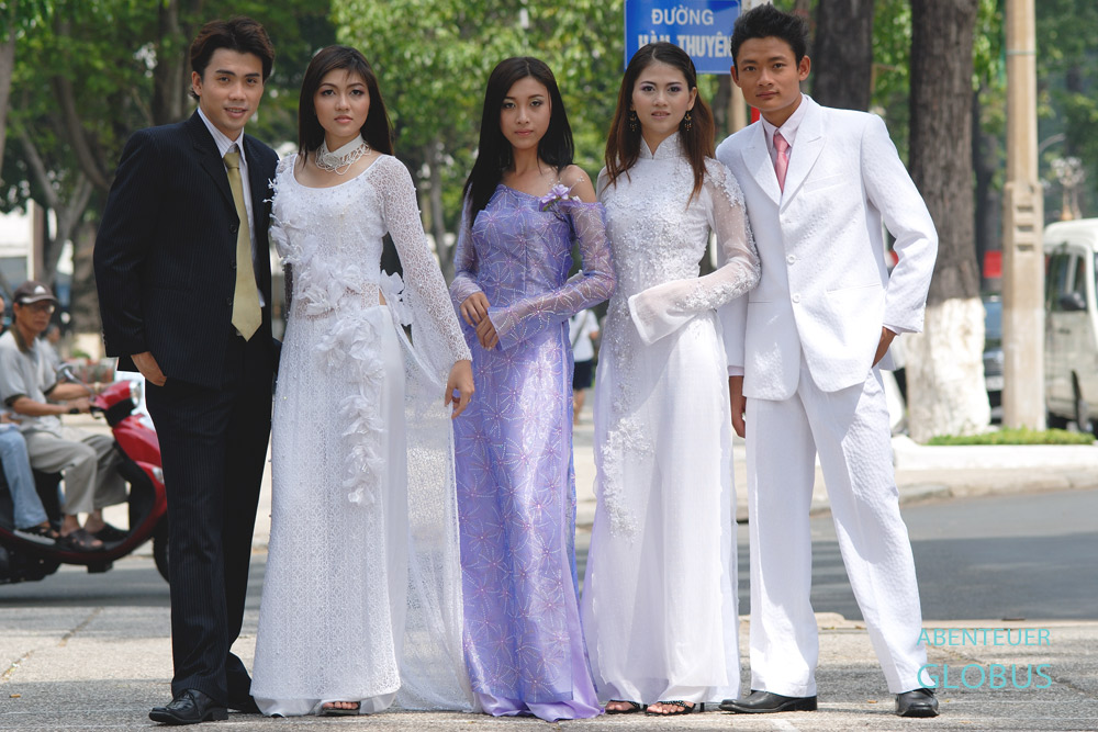Die Frauen tragen das neue gestylte Nationalkleid Ao Dai in Vietnams Metropole Ho-Chi-Minh-Stadt.