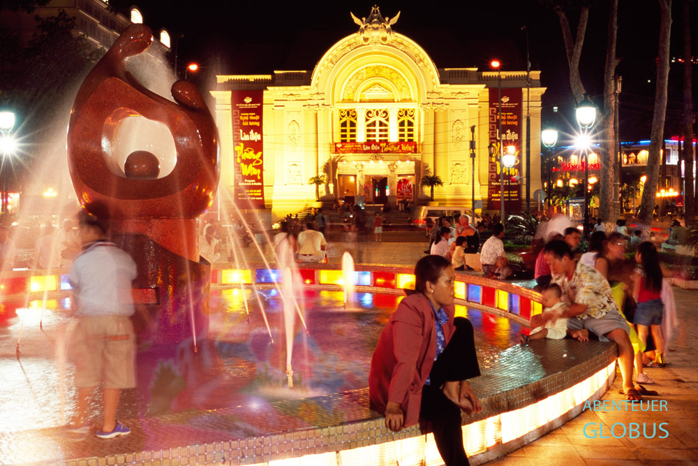 Abends treffen sich viele Einheimische am Lam-Son-Platz in Ho-Chi-Minh-Stadt. Im Hintergrund steht das illuminierte Opernhaus.