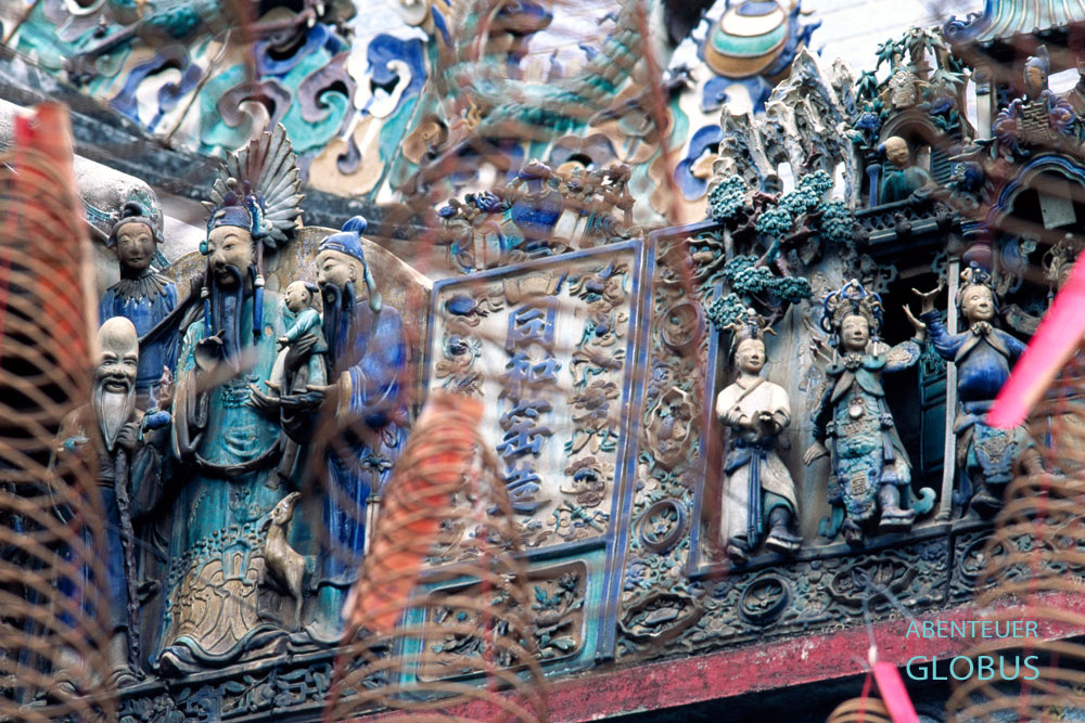 Bunte Keramikfiguren schmücken die Wandfriese in der Thien-Hau-Pagode in Chinatown Cholon in Ho-Chi-Minh-Stadt.