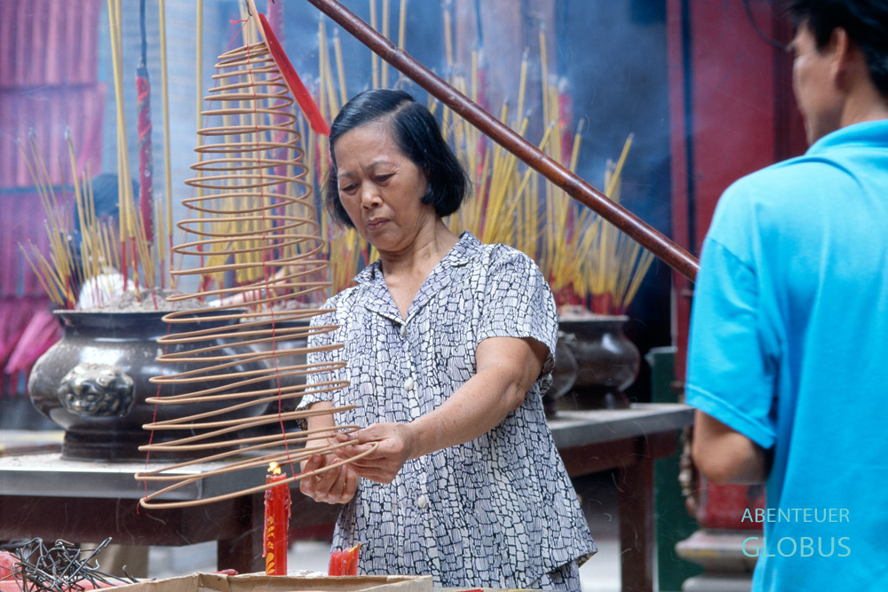 In der Thien-Hau-Pagode in Chinatown Cholon in Ho-Chi-Minh-Stadt hängen Räucherspiralen an der Decke und glimmen mehrere Tage.