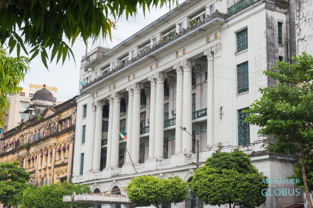 Kolossale Säulen dominieren die Fassade vom Ministry of Inland Water Transport (IWT) in Yangon.