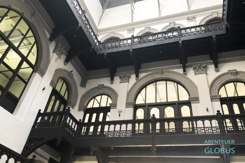 Das ehemalige Secretariat Building, hier der Durchgang im Ostbereich, wurde um die Jahrhundertwende in Yangons Zentrum gebaut.