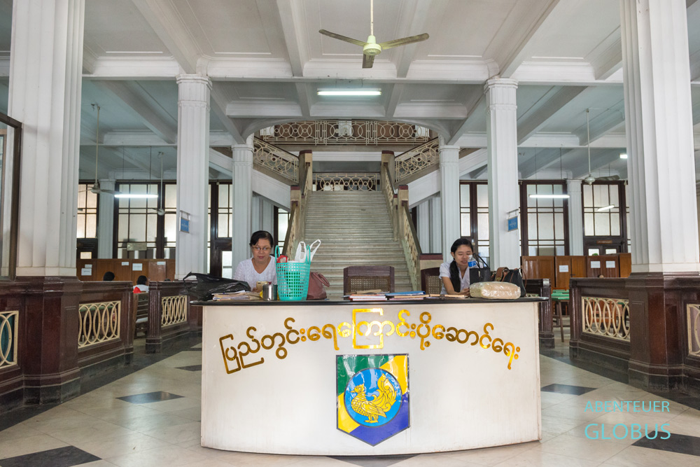 Weiße Säulen prägen das Entree des Kolonialhauses vom Ministry of Inland Water Transport (IWT) in Yangon.